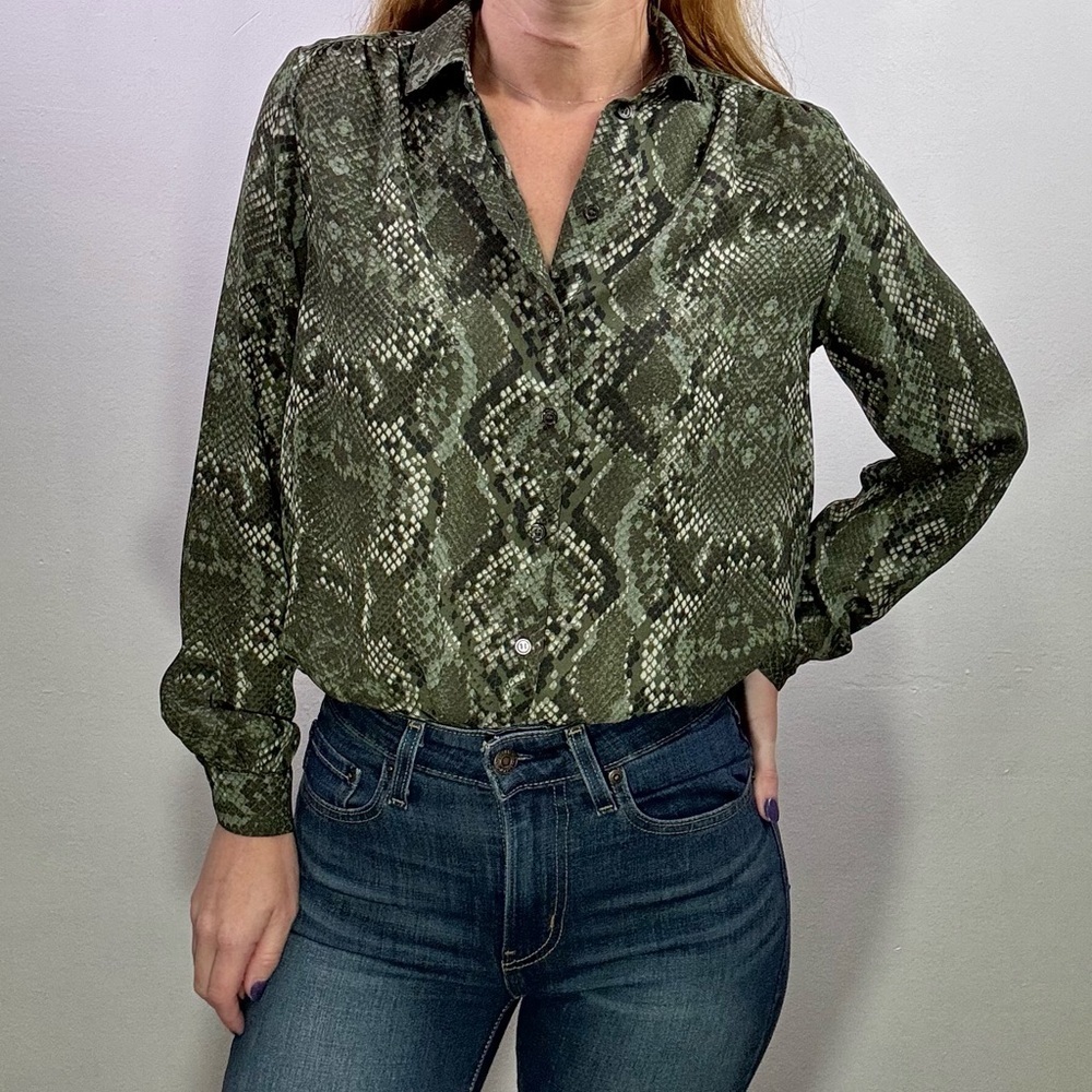 47. H&M Snakeskin Green Patterned Button-Up Shirt Size 2 - Picture 2 of 9